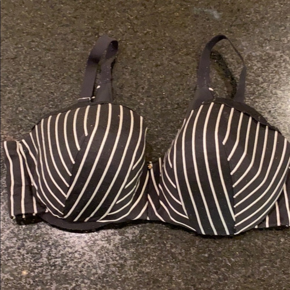 Cacique 40 DDD Black & White Stripped Bra EUC